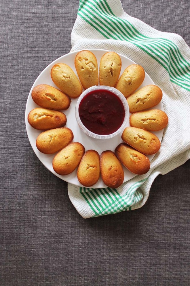 Vanilla madeleines with plum compote | Cake + Whisky